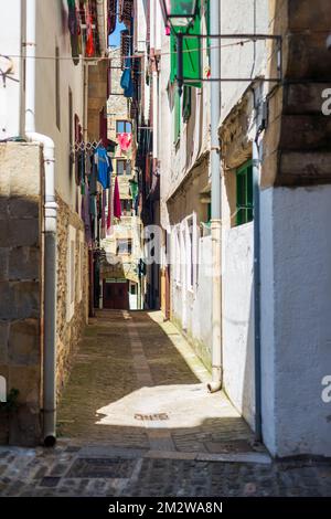 Blick auf eine schmale Straße mit Häusern entlang Stockfoto