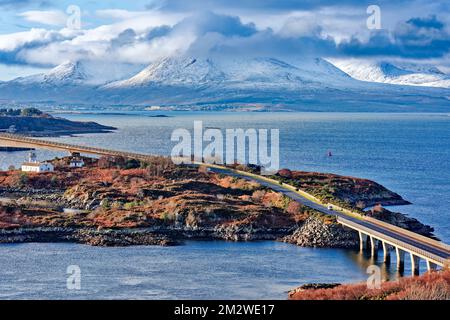 Skye Bridge die Insel Eilean Ban und Loch Alsh Schottland mit schneebedeckten Cuillin Bergen im Winter Stockfoto