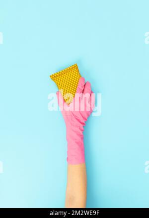 Frau in Handschuhen und Schwamm, die putzt Stockfoto