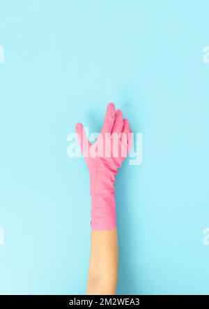 Frau in Handschuhen und Schwamm, die putzt Stockfoto