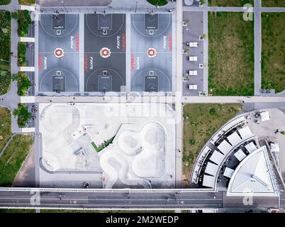 Eine Luftaufnahme von Basketballplätzen und ein Skateboard-Park in Vilnius, Litauen. Stockfoto