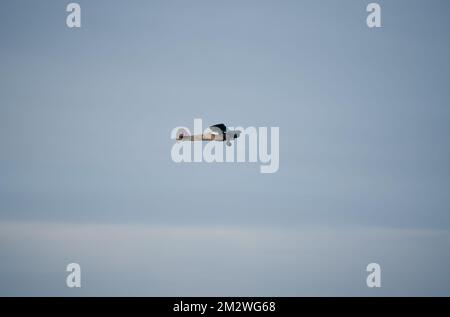 TW511 Auster 5 G-APAF Oldtimer-Verbindungs- und Beobachtungsflugzeug der Armee in einem blauen grauen Herbsthimmel, Wiltshire UK Stockfoto