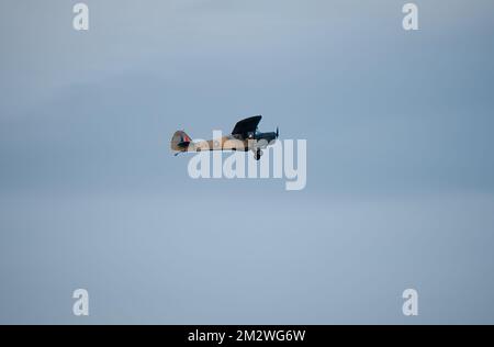 TW511 Auster 5 G-APAF Oldtimer-Verbindungs- und Beobachtungsflugzeug der Armee in einem blauen grauen Herbsthimmel, Wiltshire UK Stockfoto