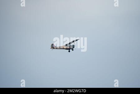 TW511 Auster 5 G-APAF Oldtimer-Verbindungs- und Beobachtungsflugzeug der Armee in einem blauen grauen Herbsthimmel, Wiltshire UK Stockfoto