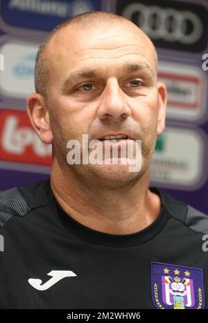 Simon Davies, Cheftrainer von Anderlecht, wurde auf einer Pressekonferenz des Jupiler Pro League-Teams RSC Anderlecht vorgestellt, um seinen neuen Cheftrainer am Montag, den 17. Juni 2019 in Brüssel vorzustellen. BELGA PHOTO VIRGINIE LEFOUR Stockfoto