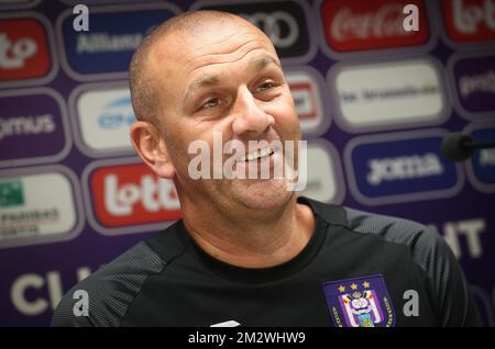 Simon Davies, Cheftrainer von Anderlecht, wurde auf einer Pressekonferenz des Jupiler Pro League-Teams RSC Anderlecht vorgestellt, um seinen neuen Cheftrainer am Montag, den 17. Juni 2019 in Brüssel vorzustellen. BELGA PHOTO VIRGINIE LEFOUR Stockfoto