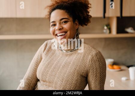 Junge, wunderschöne, lächelnde afrikanerin, die in die Kamera schaut Stockfoto