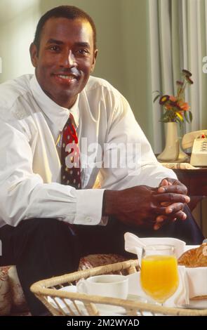 Afroamerikanischer Geschäftsmann, der beim Frühstück für ein Porträt pausiert Stockfoto