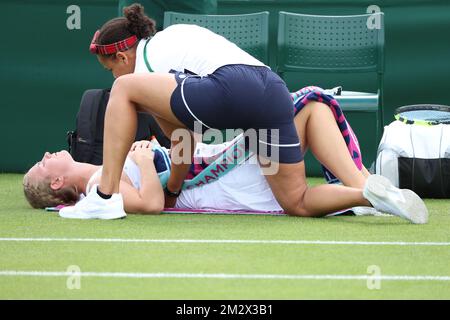 Die belgische Ysaline Bonaventure erhält medizinische Versorgung während einer Pause beim Spiel zwischen der Russischen Veronika Kudermetova und der belgischen Ysaline Bonaventure in der ersten Runde der HerrenSingles beim Grand-Slam-Tennisturnier 2019 in Wimbledon im All England Tennis Club, im Südwesten Londons, Großbritannien, Montag, 01. Juli 2019. BELGA FOTO BENOIT DOPPPAGNE Stockfoto