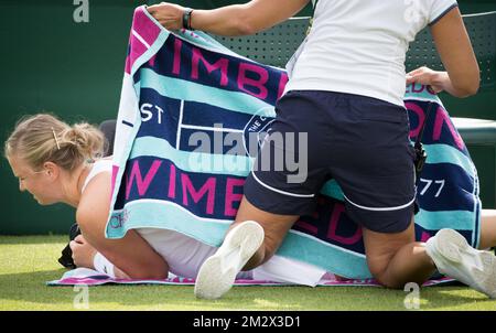 Belgische Ysaline Bonaventure erhält medizinische Versorgung während einer Pause das Spiel zwischen der Russischen Veronika Kudermetova und der belgischen Ysaline Bonaventure in der ersten Runde der FrauenSingles beim Grand-Slam-Tennisturnier 2019 in Wimbledon im All England Tennis Club, im Südwesten Londons, Großbritannien, Montag, 01. Juli 2019. BELGA FOTO BENOIT DOPPPAGNE Stockfoto