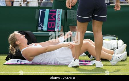 Belgische Ysaline Bonaventure erhält medizinische Versorgung während einer Pause das Spiel zwischen der Russischen Veronika Kudermetova und der belgischen Ysaline Bonaventure in der ersten Runde der FrauenSingles beim Grand-Slam-Tennisturnier 2019 in Wimbledon im All England Tennis Club, im Südwesten Londons, Großbritannien, Montag, 01. Juli 2019. BELGA FOTO BENOIT DOPPPAGNE Stockfoto