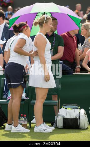 Belgische Ysaline Bonaventure erhält medizinische Versorgung während einer Pause das Spiel zwischen der Russischen Veronika Kudermetova und der belgischen Ysaline Bonaventure in der ersten Runde der FrauenSingles beim Grand-Slam-Tennisturnier 2019 in Wimbledon im All England Tennis Club, im Südwesten Londons, Großbritannien, Montag, 01. Juli 2019. BELGA FOTO BENOIT DOPPPAGNE Stockfoto