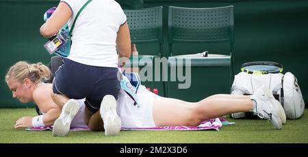 Belgische Ysaline Bonaventure erhält medizinische Versorgung während einer Pause das Spiel zwischen der Russischen Veronika Kudermetova und der belgischen Ysaline Bonaventure in der ersten Runde der FrauenSingles beim Grand-Slam-Tennisturnier 2019 in Wimbledon im All England Tennis Club, im Südwesten Londons, Großbritannien, Montag, 01. Juli 2019. BELGA FOTO BENOIT DOPPPAGNE Stockfoto