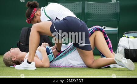 Belgische Ysaline Bonaventure erhält medizinische Versorgung während einer Pause das Spiel zwischen der Russischen Veronika Kudermetova und der belgischen Ysaline Bonaventure in der ersten Runde der FrauenSingles beim Grand-Slam-Tennisturnier 2019 in Wimbledon im All England Tennis Club, im Südwesten Londons, Großbritannien, Montag, 01. Juli 2019. BELGA FOTO BENOIT DOPPPAGNE Stockfoto