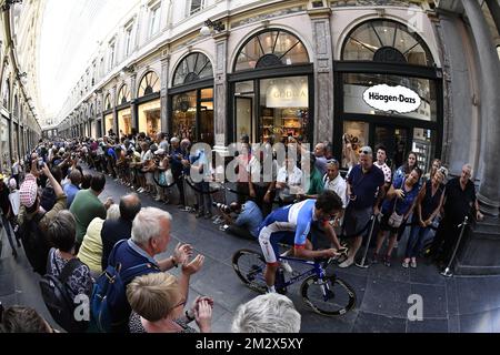 Gesamtzahl der Direct-Energie-Fahrer auf einer Passage durch die Galerie „Koninklijke Sint-Hubertusgalerijen - Galeries royales Saint-Hubert“ zur Teampräsentation für die 106.. Ausgabe des Radrennens Tour de France am Donnerstag, den 04. Juli 2019 in Brüssel, Belgien. Die diesjährige Tour de France beginnt in Brüssel und findet vom 6.. Juli bis 28.. Juli statt. BELGA FOTO ERIC LALMAND Stockfoto