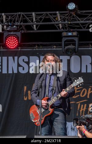 Sänger, Gitarrist der Rockband Inspector Cluzo auf der Bühne Stockfoto