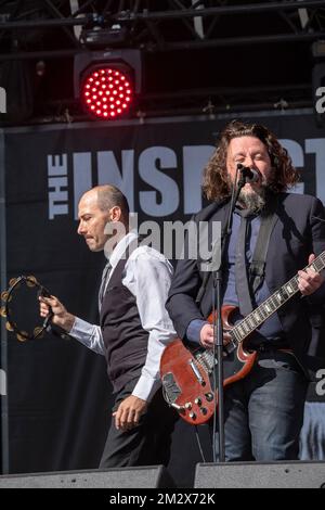 Der Sänger/Gitarrist und der Schlagzeuger der Rockband Inspector Cluzo auf der Bühne Stockfoto