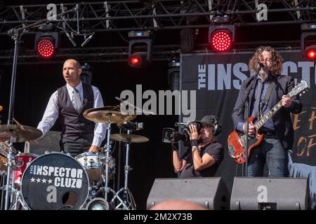 Der Sänger/Gitarrist und der Schlagzeuger der Rockband Inspector Cluzo auf der Bühne Stockfoto