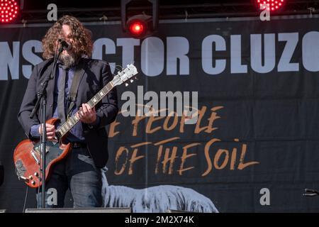 Sänger, Gitarrist der Rockband Inspector Cluzo auf der Bühne Stockfoto