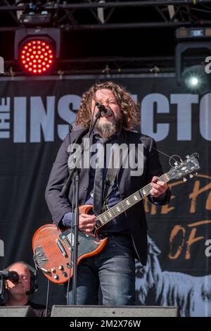 Sänger, Gitarrist der Rockband Inspector Cluzo auf der Bühne Stockfoto