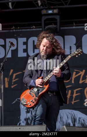 Sänger, Gitarrist der Rockband Inspector Cluzo auf der Bühne Stockfoto