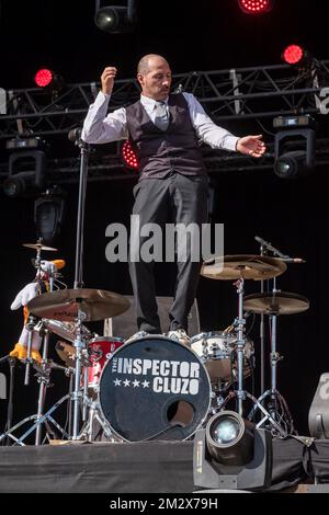 Der Schlagzeuger der Rockband Inspector Cluzo stand auf seiner Basstrommel, um zu tanzen Stockfoto