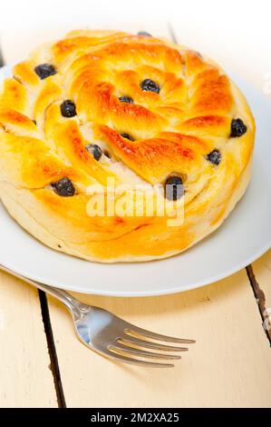 Frisch gebackener Heidelbeerkuchen-Nachtisch auf weißem Holztisch Stockfoto