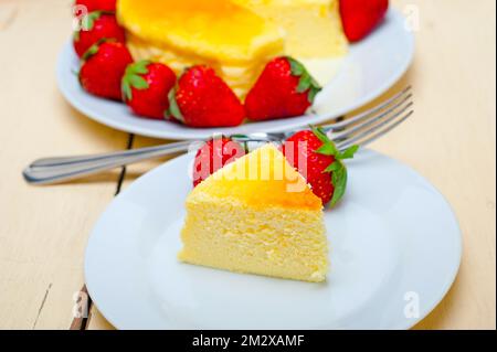 Herzförmiger Käsekuchen mit Erdbeeren Ideal für den valentinstag Stockfoto