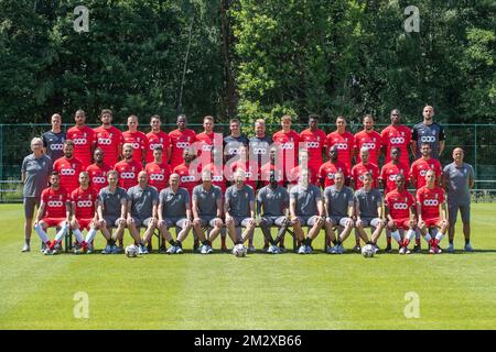 (Obere Reihe L-R) 16 Torwart Arnaud Bodart, Senna Miangue, Felipe Avenatti, Dimitri Lavalee, Aleksander Boljevic, Uche Agbo, Renaud Emond, Timothy Galje, Torwart Jean-Francois Gillet, Mergim Vojvoda, Hary Sangare, Selim Amallah, Milos Kosanovic, Obbi Oulare, Vanja Milincovic Savic, (Mittlere Reihe L-R) Delegierte Christian Theus, Orlando Sa, Samuel Bastien, Nicolas Gavory, Gojko Cimirot, Mehdi Carcela, Reginal Goreux, Sebastien Pocognoli, Paul-Jose Mpoku Ebunge, Alen Halilovic, Luis Pedro Cavanda, Maxime Lestienne, Anthony Limbombe, Konstantinos Kostas Laifis, Teammanager Piero Rossi (Bottom r Stockfoto