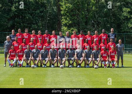 (Obere Reihe L-R) 16 Torwart Arnaud Bodart, Senna Miangue, Felipe Avenatti, Dimitri Lavalee, Aleksander Boljevic, Uche Agbo, Renaud Emond, Timothy Galje, Torwart Jean-Francois Gillet, Mergim Vojvoda, Hary Sangare, Selim Amallah, Milos Kosanovic, Obbi Oulare, Vanja Milincovic Savic, (Mittlere Reihe L-R) Delegierte Christian Theus, Orlando Sa, Samuel Bastien, Nicolas Gavory, Gojko Cimirot, Mehdi Carcela, Reginal Goreux, Sebastien Pocognoli, Paul-Jose Mpoku Ebunge, Alen Halilovic, Luis Pedro Cavanda, Maxime Lestienne, Anthony Limbombe, Konstantinos Kostas Laifis, Teammanager Piero Rossi (Bottom r Stockfoto