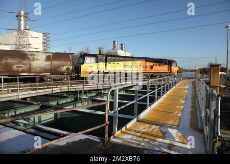 Colas Rail Freight Class 70 loco 70808 transportiert den 6Z59 0824 Jarrow Prax zur Lindsey Oil Refinery Service über den Stainforth & Keadby Kanal am 14./12. Dezember 22. Stockfoto