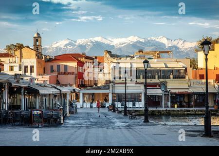 Am frühen Morgen entlang des Hafens von Chania, wenn die Stadt aufwacht. Kreta, Griechenland. Stockfoto