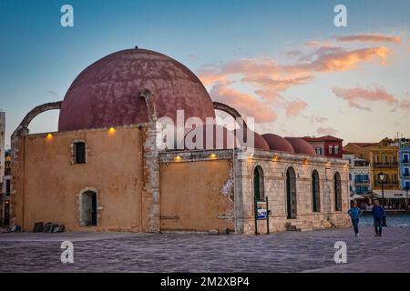 Die türkische Moschee Yiali Tzami (oder Giali Tzami) sitzt am Hafen in Chania, Griechenland. Stockfoto