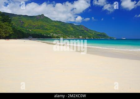 Der kilometerlange Traumstrand von Beau Vallon, Mahe Island, Westküste, Seychellen Stockfoto