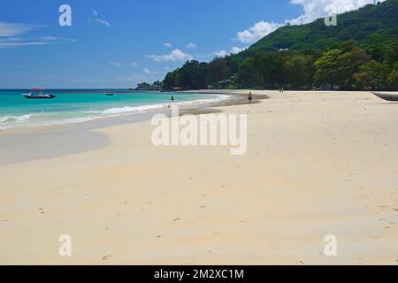 Der kilometerlange Traumstrand von Beau Vallon, Mahe Island, Westküste, Seychellen Stockfoto