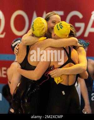 Melbourne, Australien. 14.. Dezember 2022. Team Australia feiert nach dem Finale des Freestyle-Staffels für Frauen im Wert von 4 x 200 m bei der FINA World Swimming Championships 16. (25m) 2022 in Melbourne, Australien, am 14. Dezember 2022. Kredit: Hu Jingchen/Xinhua/Alamy Live News Stockfoto