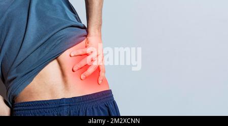 Mann mit Wirbelsäulen- und Rückenproblemen, Menschen mit Rückenschmerzen isoliert, lumbales Problemkonzept, ein schmerzhafter Mann mit Rückenschmerzen. Nicht Wiederzuerkennen Stockfoto