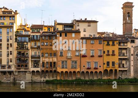 Häuser in pastellfarbenen Fassaden am Ufer des Arno, Florenz, Toskana, Italien Stockfoto