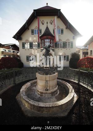 Mozart-Brunnen vor dem Rathaus, St. Gilgen, Wolfgangsee, Salzkammergut, Oberösterreich, Österreich Stockfoto