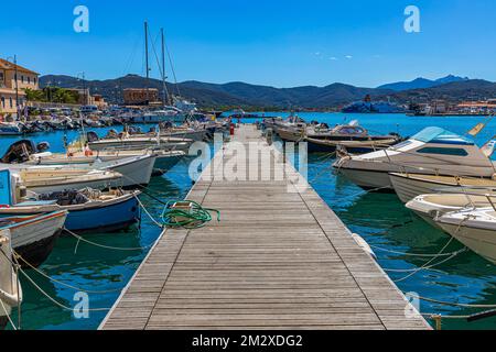 Anlegestelle und verankerte Fischerboote im Hafen von Portoferrraio, Elba, Toskana, Italien Stockfoto