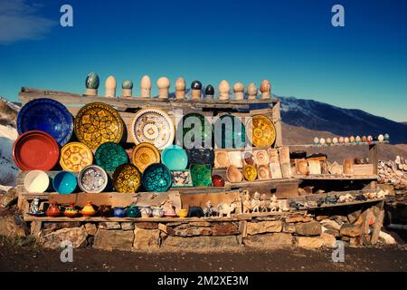 Traditionelle arabisch-marokkanische handgefertigte, farbenfrohe dekorierte Teller, die vom Atlas des marokkos am Straßenrand verkauft werden Stockfoto