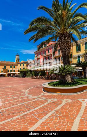 Palmen (Arecales) auf der Piazza Giacomo Matteotti, Porto Azzurro, Elba, toskanischen Inseln, Toskana, Italien Stockfoto