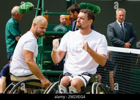 Der belgische Joachim Gerard (R) und der schwedische Stefan Olsson feiern, als sie das Finale der Rollstuhl-Doppelwetten gegen das britische Paar Alfie Hewitt und Gordon Reid beim Grand-Slam-Tennisturnier 2019 in Wimbledon im All England Tennis Club im Südwesten Londons, Großbritannien, am Samstag, den 13. Juli 2019, gewonnen haben. BELGA FOTO PETER VAN DEN BERG Stockfoto