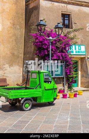 Grüner Piaggio Ape Nutzfahrzeug vor der Kathedrale von Rio nell Elba, Elba, Toskana, Italien Stockfoto