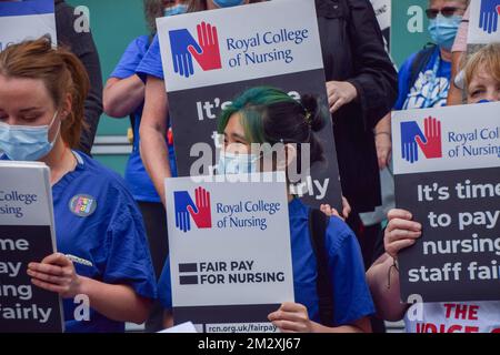 London, Vereinigtes Königreich. 3.. Juli 2021 Demonstranten vor dem Universitätsklinikum. NHS-Krankenschwestern, -Arbeiter und -Unterstützer marschierten durch das Zentrum Londons und verlangten eine faire Gehaltserhöhung für NHS-Mitarbeiter und allgemein Unterstützung durch den NHS. Stockfoto