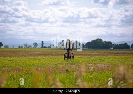 Man, 36, mit E-Bike auf der Ciclovia del Sol, Teil des Eurovelo 7, Enilia Romagna, Italien Stockfoto