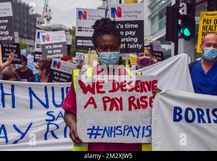 London, Vereinigtes Königreich. 3.. Juli 2021 Demonstranten vor dem Universitätsklinikum. NHS-Krankenschwestern, -Arbeiter und -Unterstützer marschierten durch das Zentrum Londons und verlangten eine faire Gehaltserhöhung für NHS-Mitarbeiter und allgemein Unterstützung durch den NHS. Stockfoto