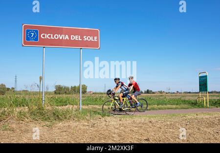 Männer, 36 und 55, mit E-Bike und Road Bike auf der Ciclovia del Sole, Teil von Eurovelo 7, Enilia Romagna, Italien Stockfoto