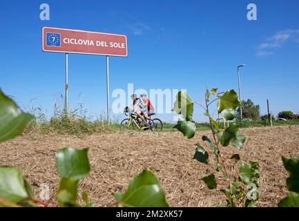 Männer, 36 und 55, mit E-Bike und Road Bike auf der Ciclovia del Sole, Teil von Eurovelo 7, Enilia Romagna, Italien Stockfoto