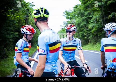 Belgischer Kobe Goossens von Lotto Soudal (L) und belgischer Lawrence Naesen von Lotto Soudal (C), abgebildet bei den Vorbereitungen für die Olympiatestveranstaltung „Ready Steady Tokyo - Cycling“ am Sonntag, Freitag, den 19. Juli 2019 in Tokio. BELGA FOTO ROB WALKERS Stockfoto